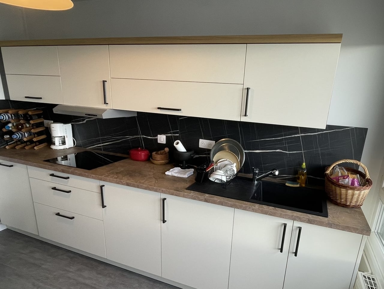 Cuisine sur mesure SCARS chez Gilles à Fleury-les-Aubrais — façades blanc mat, plan effet marbre brun, crédence effet marbre noir